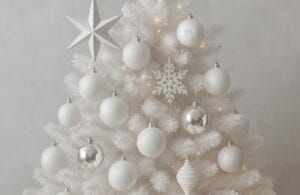 juletræspynt til hvidt juletræ